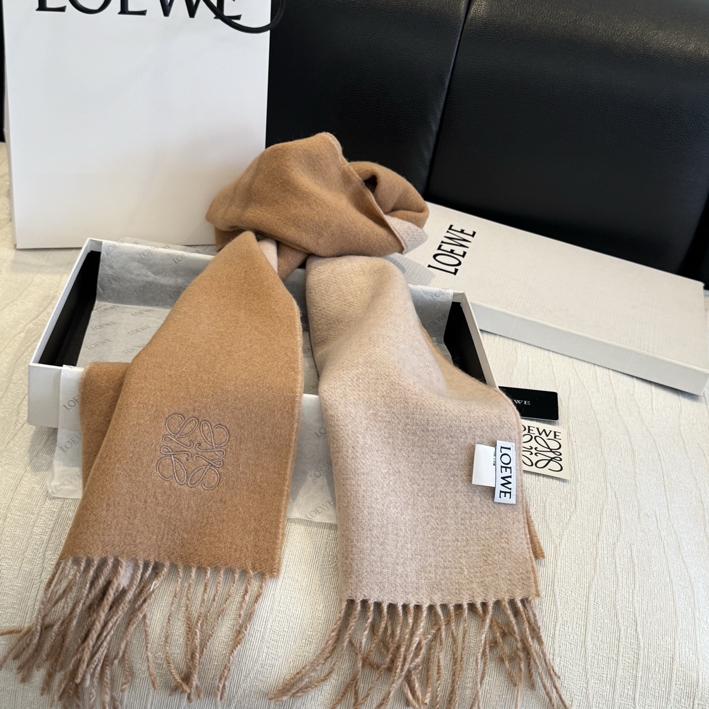 上新!Loewe · 罗意威️难得一见的温柔配色,低调又不失优雅❗️】重点推荐❗️双面配色,一条围巾两种风格搭配,高级舒 上新!Loewe · 罗意威️难得一见的温柔配色,低调又不失优雅❗️】重点推荐❗️双面配色,一条围巾两种风格搭配,高级舒