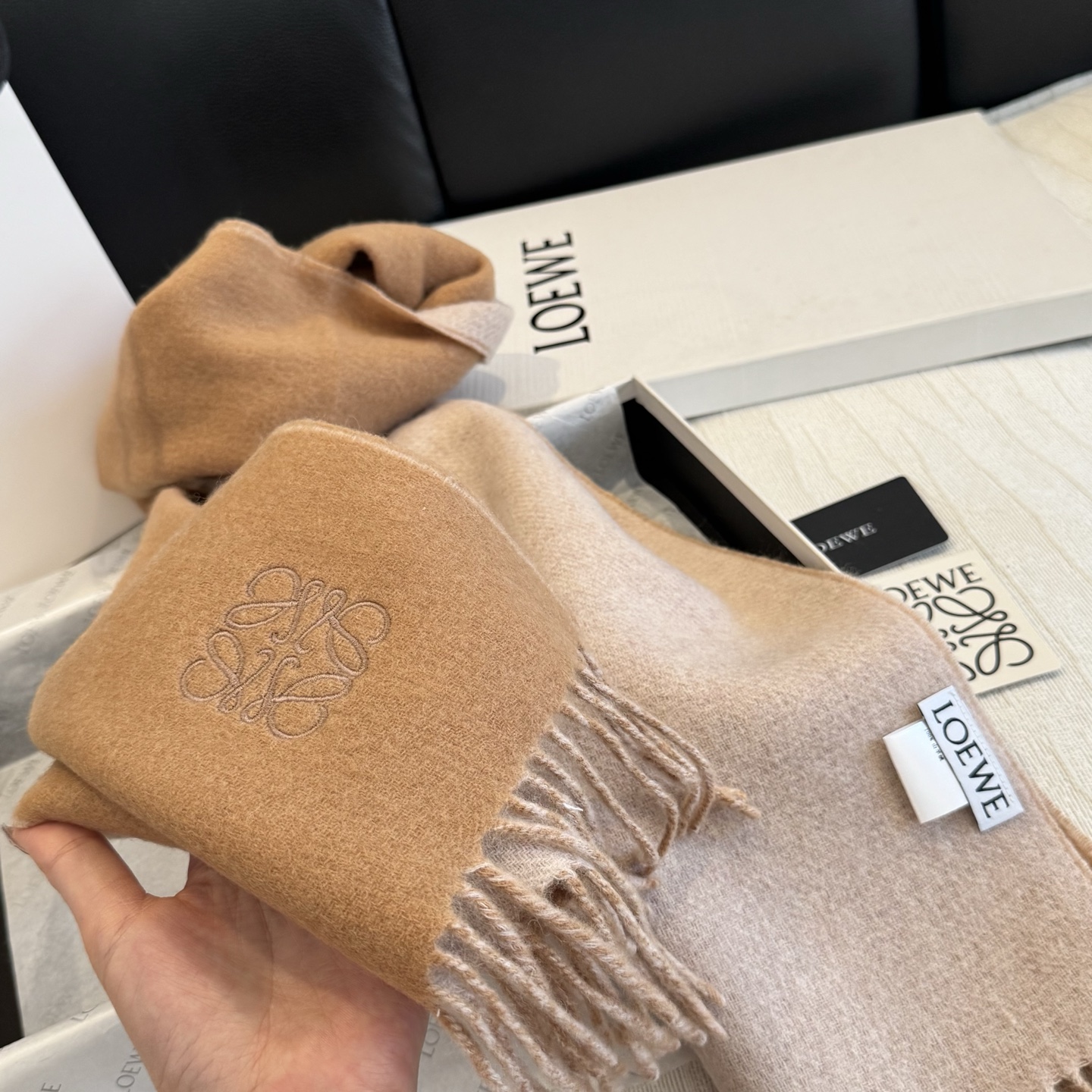 上新!Loewe · 罗意威️难得一见的温柔配色,低调又不失优雅❗️】重点推荐❗️双面配色,一条围巾两种风格搭配,高级舒 上新!Loewe · 罗意威️难得一见的温柔配色,低调又不失优雅❗️】重点推荐❗️双面配色,一条围巾两种风格搭配,高级舒
