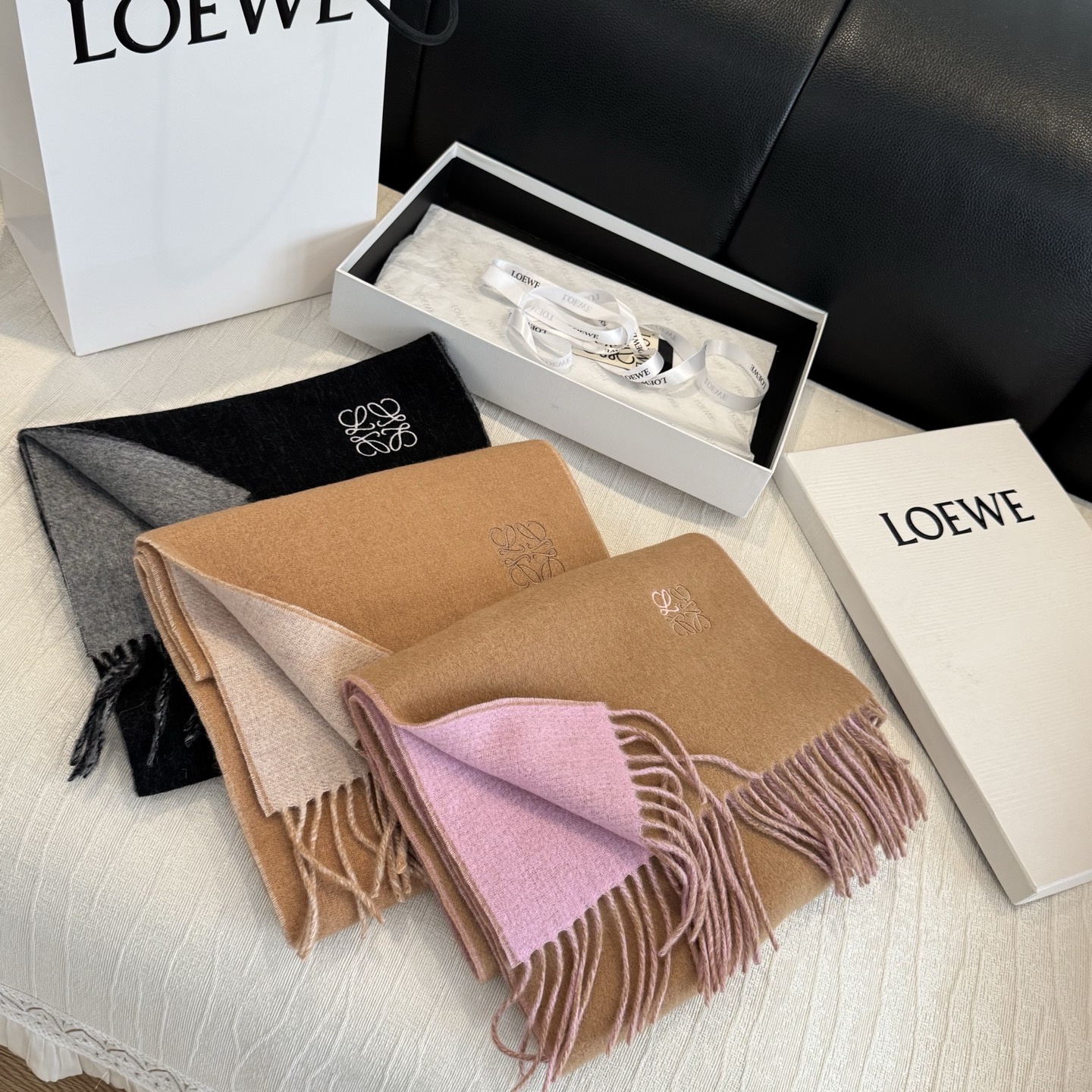 上新!Loewe · 罗意威️难得一见的温柔配色,低调又不失优雅❗️】重点推荐❗️双面配色,一条围巾两种风格搭配,高级舒 上新!Loewe · 罗意威️难得一见的温柔配色,低调又不失优雅❗️】重点推荐❗️双面配色,一条围巾两种风格搭配,高级舒