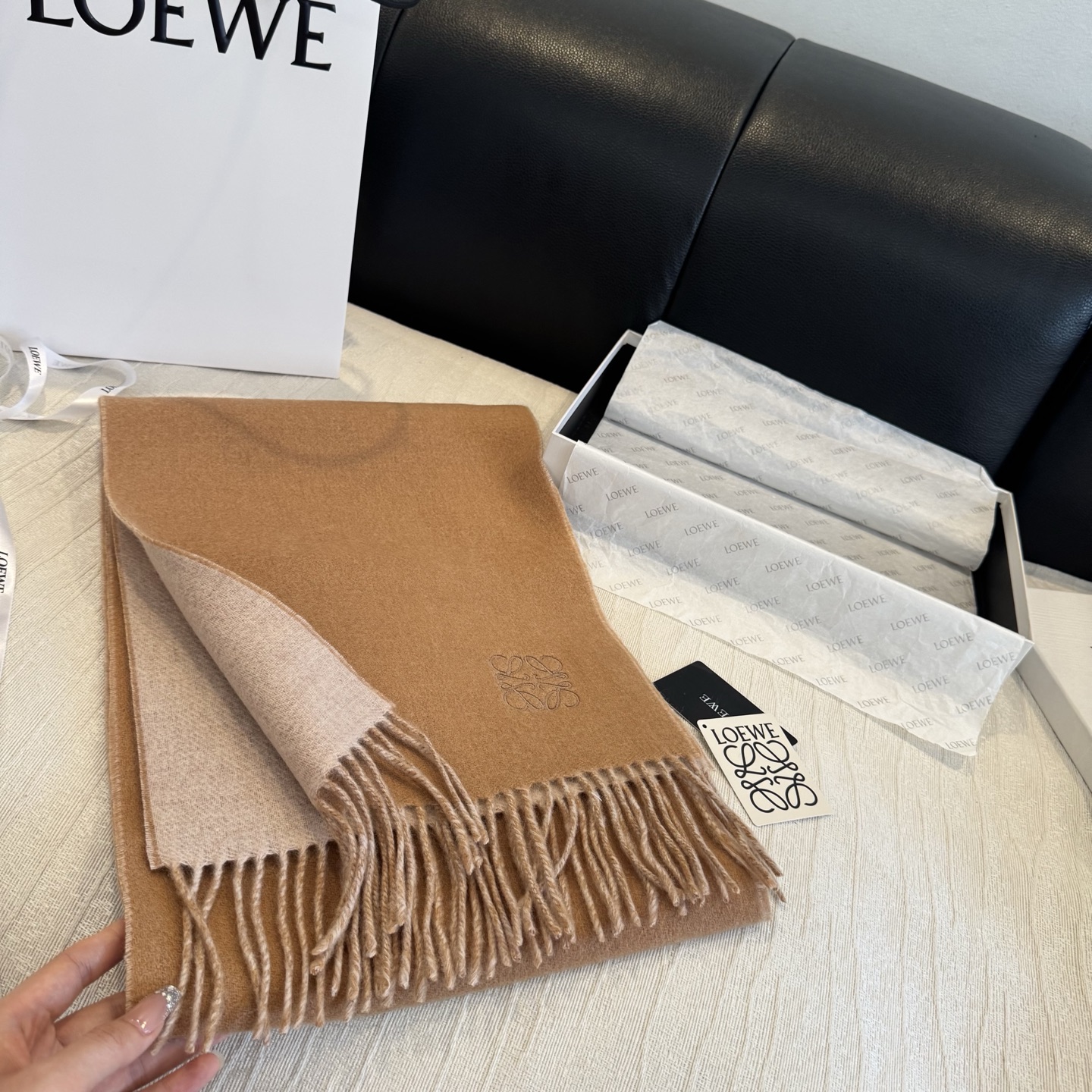 上新!Loewe · 罗意威️难得一见的温柔配色,低调又不失优雅❗️】重点推荐❗️双面配色,一条围巾两种风格搭配,高级舒 上新!Loewe · 罗意威️难得一见的温柔配色,低调又不失优雅❗️】重点推荐❗️双面配色,一条围巾两种风格搭配,高级舒