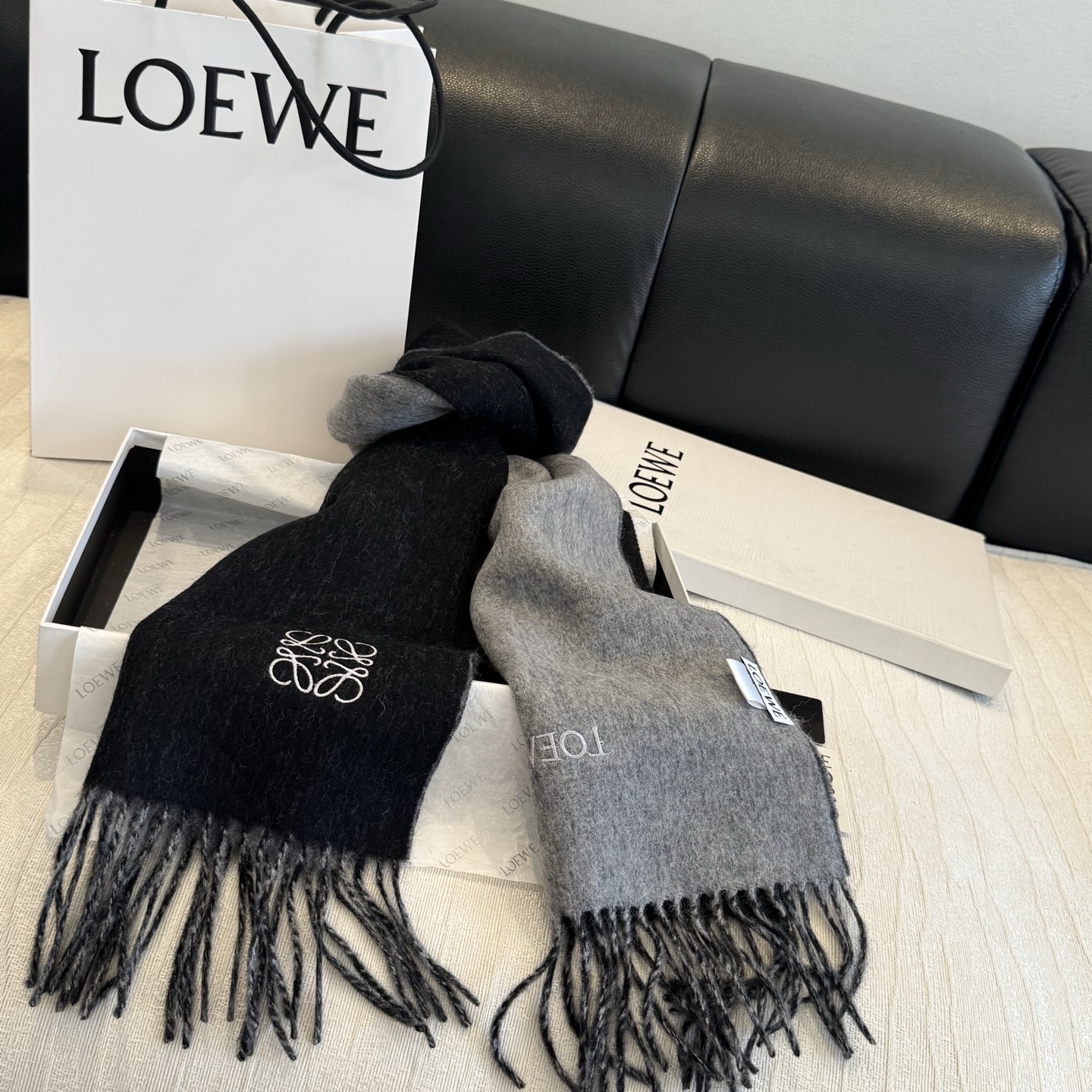 上新!Loewe · 罗意威️难得一见的温柔配色,低调又不失优雅❗️】重点推荐❗️双面配色,一条围巾两种风格搭配,高级舒 上新!Loewe · 罗意威️难得一见的温柔配色,低调又不失优雅❗️】重点推荐❗️双面配色,一条围巾两种风格搭配,高级舒