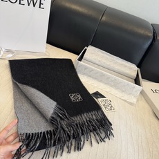 上新!Loewe · 罗意威️难得一见的温柔配色,低调又不失优雅❗️】重点推荐❗️双面配色,一条围巾两种风格搭配,高级舒 上新!Loewe · 罗意威️难得一见的温柔配色,低调又不失优雅❗️】重点推荐❗️双面配色,一条围巾两种风格搭配,高级舒