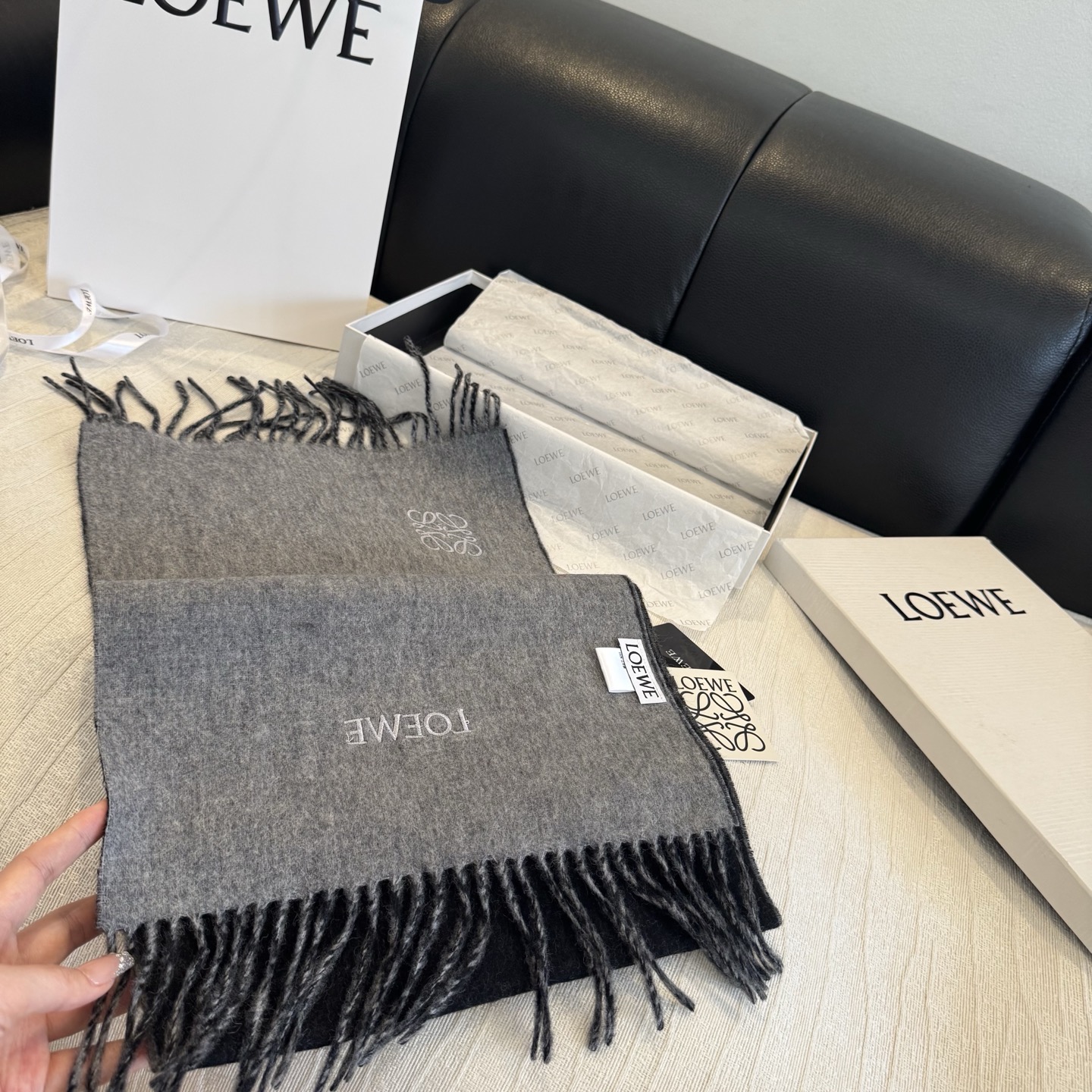 上新!Loewe · 罗意威️难得一见的温柔配色,低调又不失优雅❗️】重点推荐❗️双面配色,一条围巾两种风格搭配,高级舒 上新!Loewe · 罗意威️难得一见的温柔配色,低调又不失优雅❗️】重点推荐❗️双面配色,一条围巾两种风格搭配,高级舒