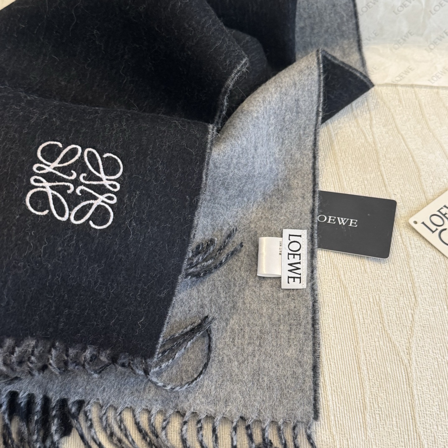 上新!Loewe · 罗意威️难得一见的温柔配色,低调又不失优雅❗️】重点推荐❗️双面配色,一条围巾两种风格搭配,高级舒 上新!Loewe · 罗意威️难得一见的温柔配色,低调又不失优雅❗️】重点推荐❗️双面配色,一条围巾两种风格搭配,高级舒