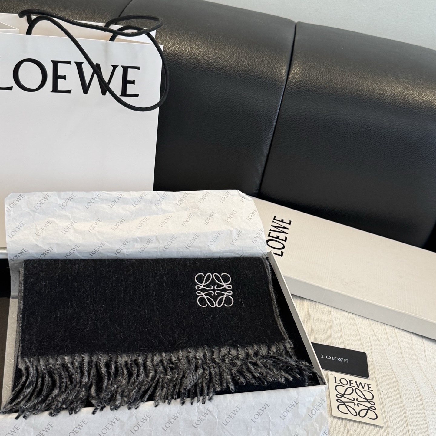 上新!Loewe · 罗意威️难得一见的温柔配色,低调又不失优雅❗️】重点推荐❗️双面配色,一条围巾两种风格搭配,高级舒 上新!Loewe · 罗意威️难得一见的温柔配色,低调又不失优雅❗️】重点推荐❗️双面配色,一条围巾两种风格搭配,高级舒
