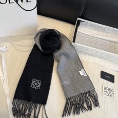 上新!Loewe · 罗意威️难得一见的温柔配色,低调又不失优雅❗️】重点推荐❗️双面配色,一条围巾两种风格搭配,高级舒 上新!Loewe · 罗意威️难得一见的温柔配色,低调又不失优雅❗️】重点推荐❗️双面配色,一条围巾两种风格搭配,高级舒