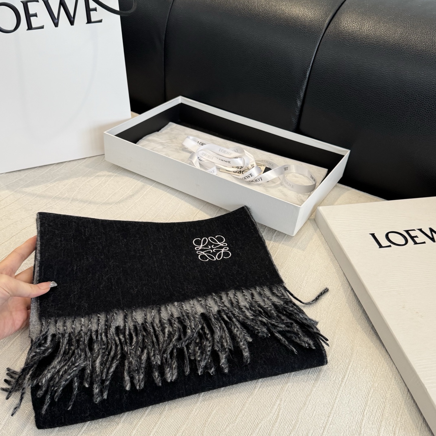 上新!Loewe · 罗意威️难得一见的温柔配色,低调又不失优雅❗️】重点推荐❗️双面配色,一条围巾两种风格搭配,高级舒 上新!Loewe · 罗意威️难得一见的温柔配色,低调又不失优雅❗️】重点推荐❗️双面配色,一条围巾两种风格搭配,高级舒