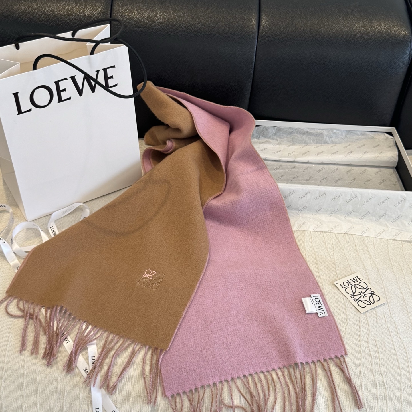 上新!Loewe · 罗意威️难得一见的温柔配色,低调又不失优雅❗️】重点推荐❗️双面配色,一条围巾两种风格搭配,高级舒 上新!Loewe · 罗意威️难得一见的温柔配色,低调又不失优雅❗️】重点推荐❗️双面配色,一条围巾两种风格搭配,高级舒