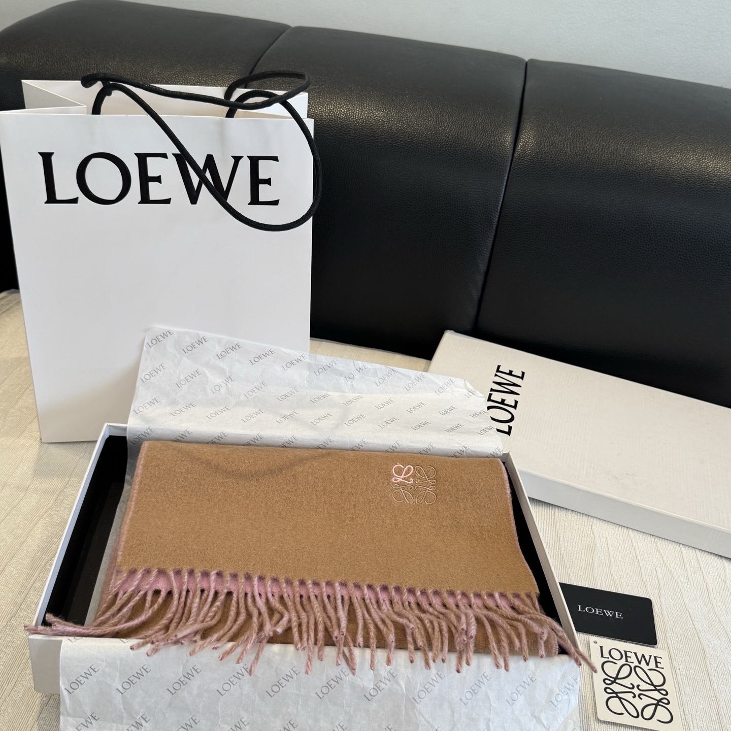 上新!Loewe · 罗意威️难得一见的温柔配色,低调又不失优雅❗️】重点推荐❗️双面配色,一条围巾两种风格搭配,高级舒 上新!Loewe · 罗意威️难得一见的温柔配色,低调又不失优雅❗️】重点推荐❗️双面配色,一条围巾两种风格搭配,高级舒