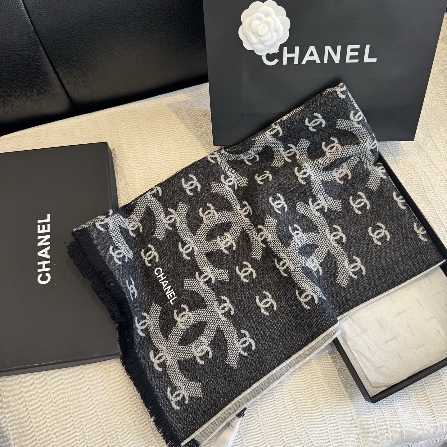 最新款Chanel香香2026新款围巾披肩 双C双面围巾披肩 双面设计 黑灰两色可切换 尺寸:200cm x 70cm 最新款Chanel香香2026新款围巾披肩 双C双面围巾披肩 双面设计 黑灰两色可切换 尺寸:200cm x 70cm