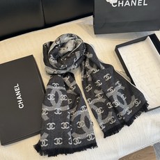 最新款Chanel香香2026新款围巾披肩 双C双面围巾披肩 双面设计 黑灰两色可切换 尺寸:200cm x 70cm 最新款Chanel香香2026新款围巾披肩 双C双面围巾披肩 双面设计 黑灰两色可切换 尺寸:200cm x 70cm
