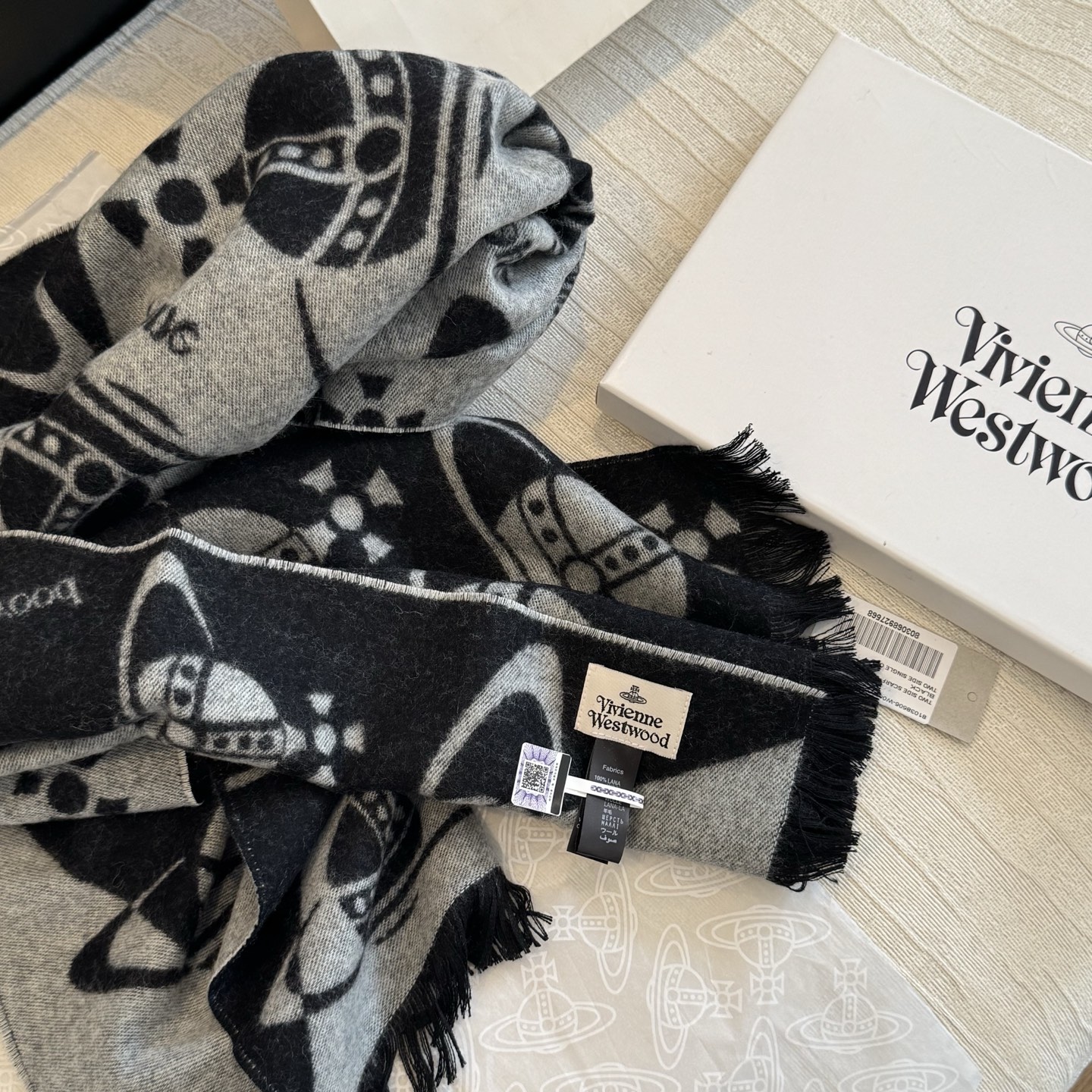 高品质 𝐕𝐢𝐯𝐢𝐞𝐧𝐧𝐞 𝐖𝐞𝐬𝐭𝐰𝐨𝐨𝐝🪐✨ 经典大土星围巾 vivienne westwood西太后土星 英国时装设 高品质 𝐕𝐢𝐯𝐢𝐞𝐧𝐧𝐞 𝐖𝐞𝐬𝐭𝐰𝐨𝐨𝐝🪐✨ 经典大土星围巾 vivienne westwood西太后土星 英国时装设
