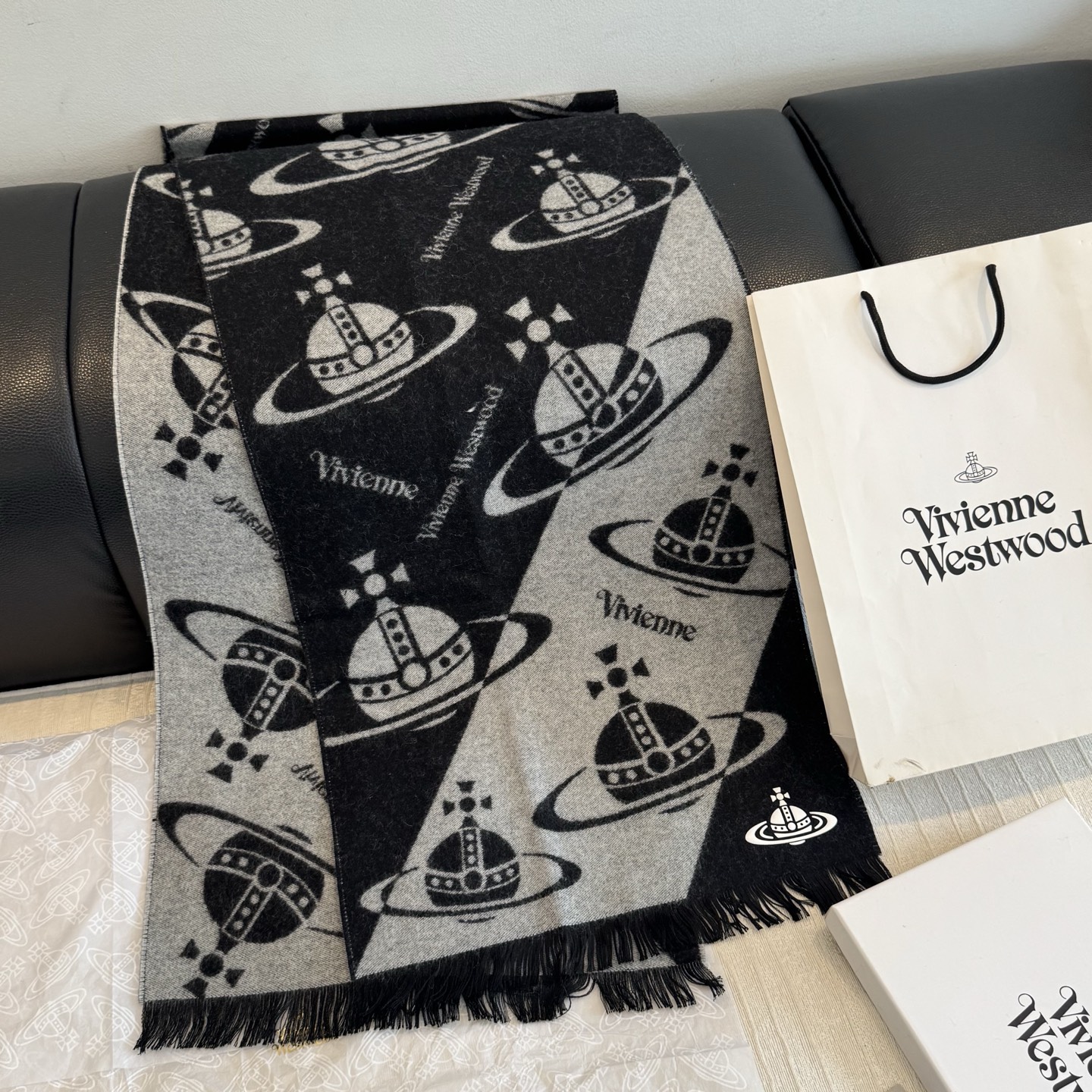 高品质 𝐕𝐢𝐯𝐢𝐞𝐧𝐧𝐞 𝐖𝐞𝐬𝐭𝐰𝐨𝐨𝐝🪐✨ 经典大土星围巾 vivienne westwood西太后土星 英国时装设 高品质 𝐕𝐢𝐯𝐢𝐞𝐧𝐧𝐞 𝐖𝐞𝐬𝐭𝐰𝐨𝐨𝐝🪐✨ 经典大土星围巾 vivienne westwood西太后土星 英国时装设