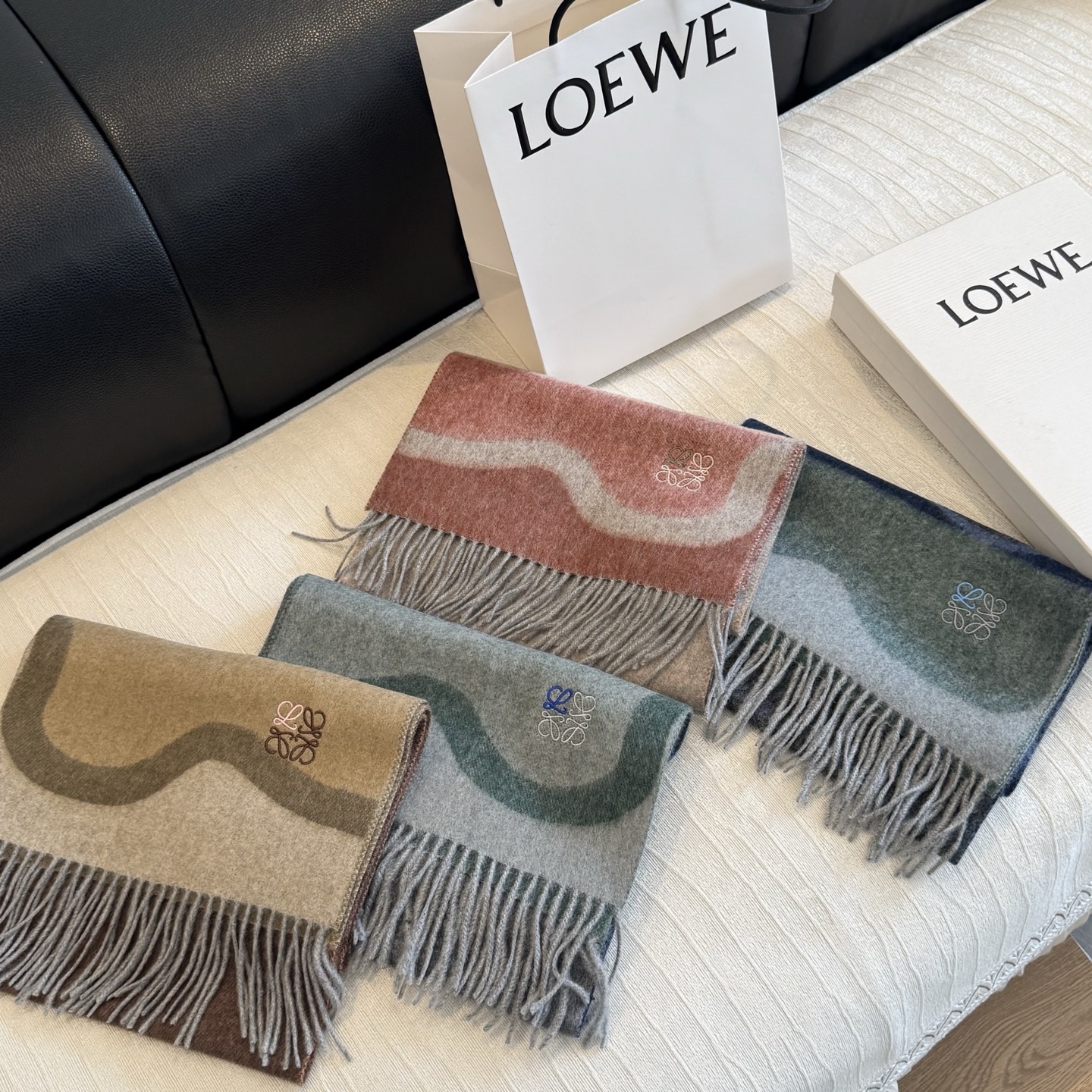 上新!Loewe · 罗意威️难得一见的温柔配色,低调又不失优雅❗️】重点推荐❗️双面配色,一条围巾两种风格搭配,高级舒 上新!Loewe · 罗意威️难得一见的温柔配色,低调又不失优雅❗️】重点推荐❗️双面配色,一条围巾两种风格搭配,高级舒