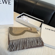 上新!Loewe · 罗意威️难得一见的温柔配色,低调又不失优雅❗️】重点推荐❗️双面配色,一条围巾两种风格搭配,高级舒 上新!Loewe · 罗意威️难得一见的温柔配色,低调又不失优雅❗️】重点推荐❗️双面配色,一条围巾两种风格搭配,高级舒