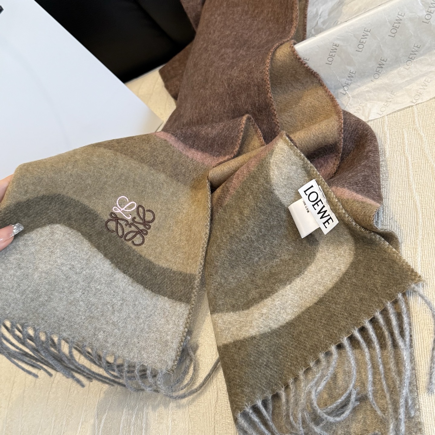 上新!Loewe · 罗意威️难得一见的温柔配色,低调又不失优雅❗️】重点推荐❗️双面配色,一条围巾两种风格搭配,高级舒 上新!Loewe · 罗意威️难得一见的温柔配色,低调又不失优雅❗️】重点推荐❗️双面配色,一条围巾两种风格搭配,高级舒
