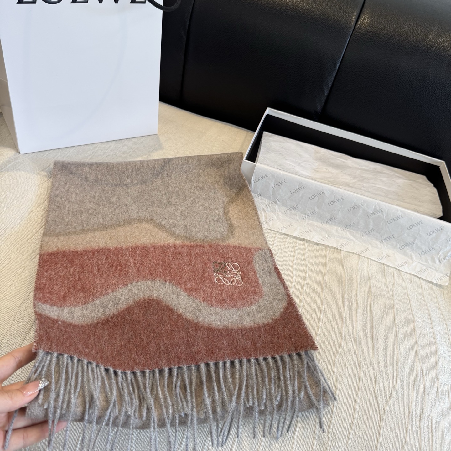 上新!Loewe · 罗意威️难得一见的温柔配色,低调又不失优雅❗️】重点推荐❗️双面配色,一条围巾两种风格搭配,高级舒 上新!Loewe · 罗意威️难得一见的温柔配色,低调又不失优雅❗️】重点推荐❗️双面配色,一条围巾两种风格搭配,高级舒