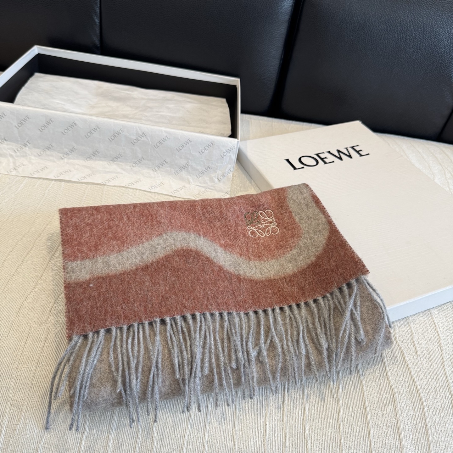上新!Loewe · 罗意威️难得一见的温柔配色,低调又不失优雅❗️】重点推荐❗️双面配色,一条围巾两种风格搭配,高级舒 上新!Loewe · 罗意威️难得一见的温柔配色,低调又不失优雅❗️】重点推荐❗️双面配色,一条围巾两种风格搭配,高级舒