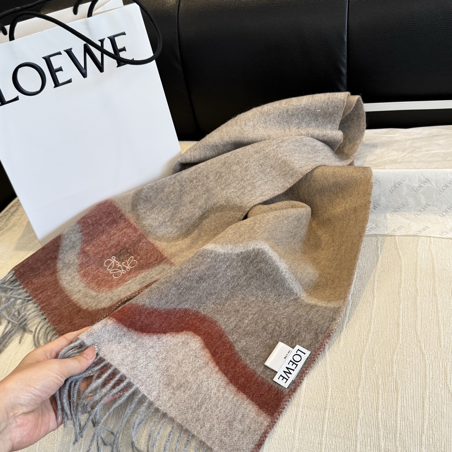 上新!Loewe · 罗意威️难得一见的温柔配色,低调又不失优雅❗️】重点推荐❗️双面配色,一条围巾两种风格搭配,高级舒 上新!Loewe · 罗意威️难得一见的温柔配色,低调又不失优雅❗️】重点推荐❗️双面配色,一条围巾两种风格搭配,高级舒