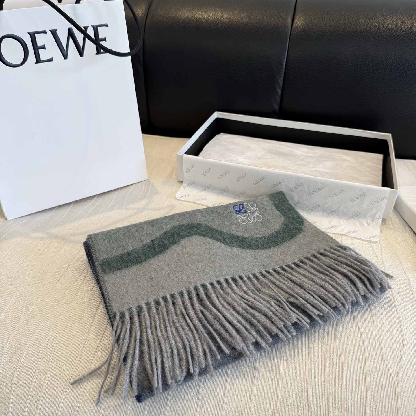上新！Loewe · 罗意威️难得一见的温柔配色，低调又不失优雅❗️】重点推荐❗️双面配色，一条围巾两种风格搭配，高级舒