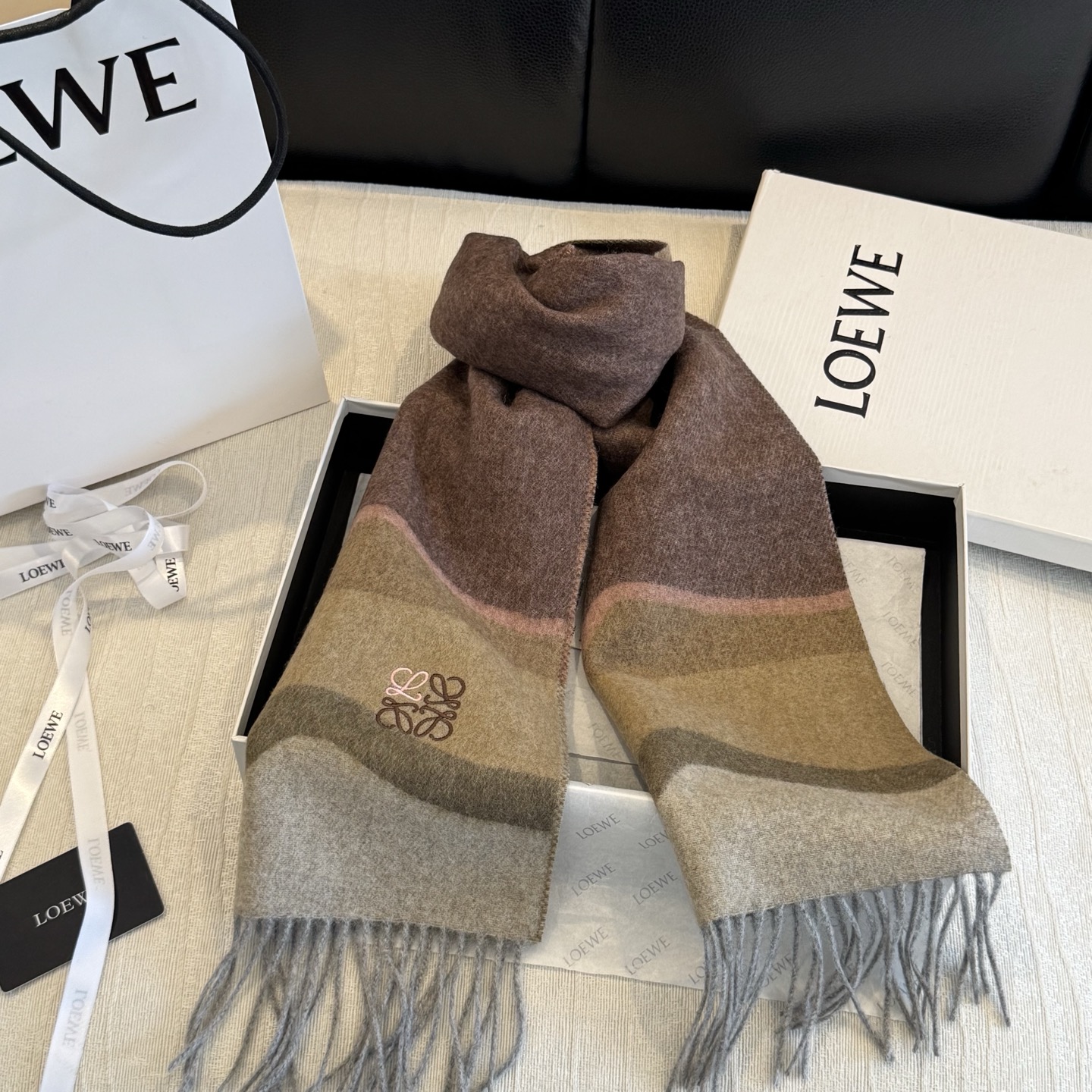 上新!Loewe · 罗意威️难得一见的温柔配色,低调又不失优雅❗️】重点推荐❗️双面配色,一条围巾两种风格搭配,高级舒 上新!Loewe · 罗意威️难得一见的温柔配色,低调又不失优雅❗️】重点推荐❗️双面配色,一条围巾两种风格搭配,高级舒