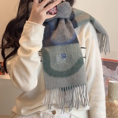 上新!Loewe · 罗意威️难得一见的温柔配色,低调又不失优雅❗️】重点推荐❗️双面配色,一条围巾两种风格搭配,高级舒 上新!Loewe · 罗意威️难得一见的温柔配色,低调又不失优雅❗️】重点推荐❗️双面配色,一条围巾两种风格搭配,高级舒