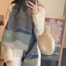 上新!Loewe · 罗意威️难得一见的温柔配色,低调又不失优雅❗️】重点推荐❗️双面配色,一条围巾两种风格搭配,高级舒 上新!Loewe · 罗意威️难得一见的温柔配色,低调又不失优雅❗️】重点推荐❗️双面配色,一条围巾两种风格搭配,高级舒