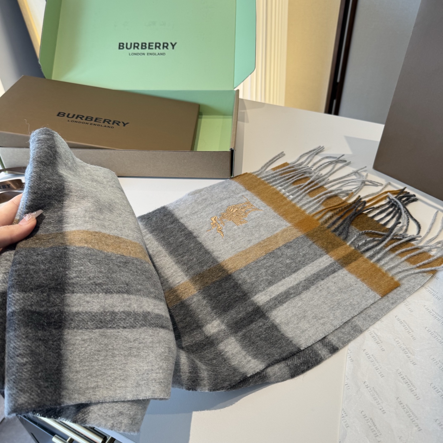 ✨✨Burberry · 巴宝莉双面围巾❗好看的要疯掉了,太有型太有魅力了❗❗非常斯文时尚的秋冬单品!真的很喜欢,非常C ✨✨Burberry · 巴宝莉双面围巾❗好看的要疯掉了,太有型太有魅力了❗❗非常斯文时尚的秋冬单品!真的很喜欢,非常C