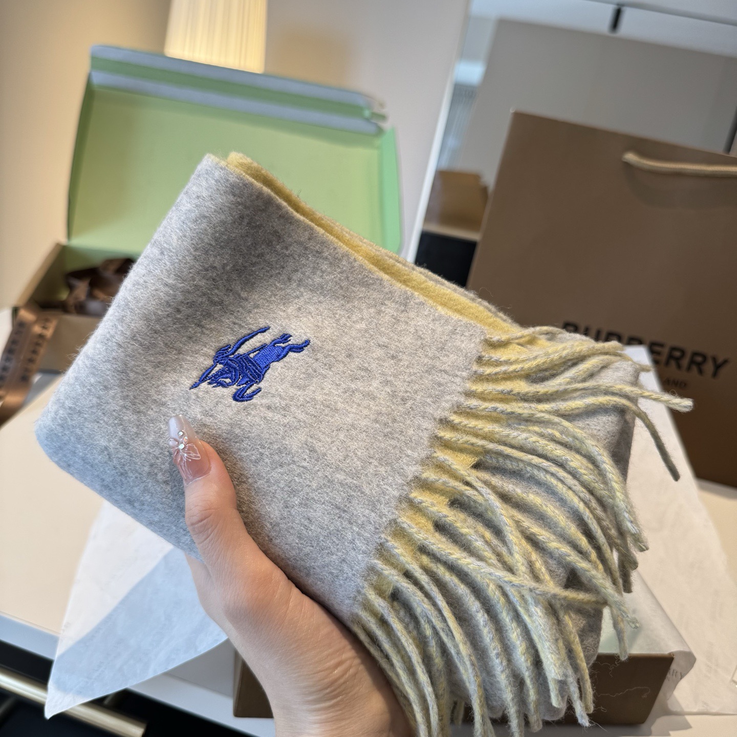 ✨✨Burberry · 巴宝莉双面围巾❗好看的要疯掉了，太有型太有魅力了❗❗非常斯文时尚的秋冬单品！真的很喜欢，非常C