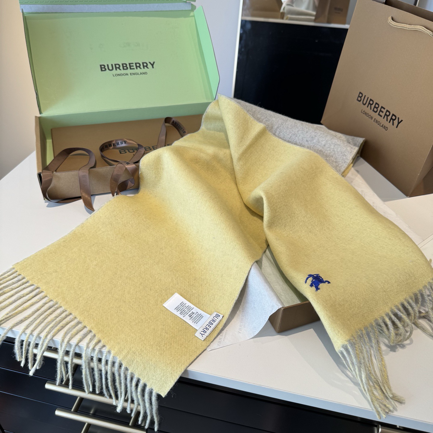 ✨✨Burberry · 巴宝莉双面围巾❗好看的要疯掉了，太有型太有魅力了❗❗非常斯文时尚的秋冬单品！真的很喜欢，非常C