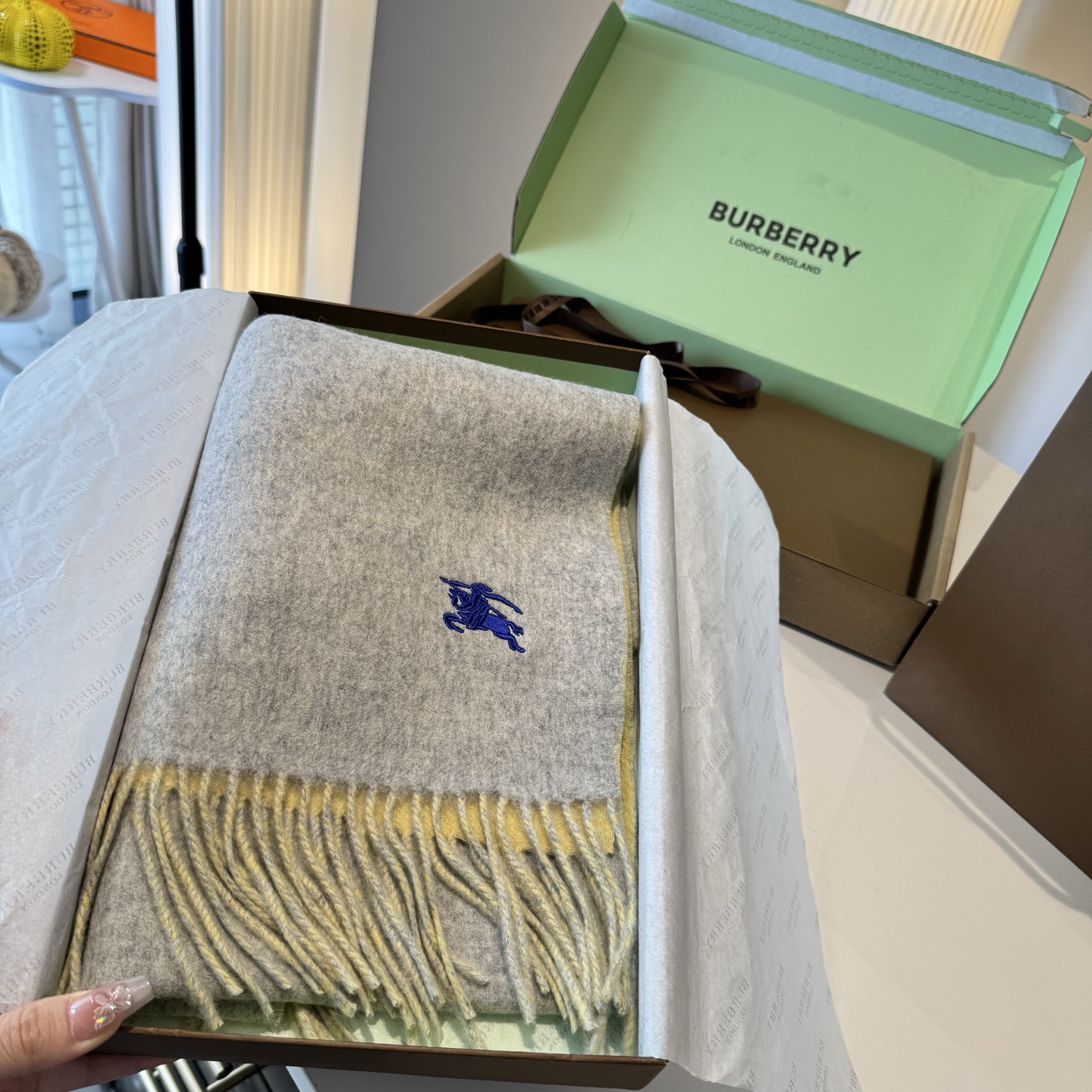 ✨✨Burberry · 巴宝莉双面围巾❗好看的要疯掉了，太有型太有魅力了❗❗非常斯文时尚的秋冬单品！真的很喜欢，非常C