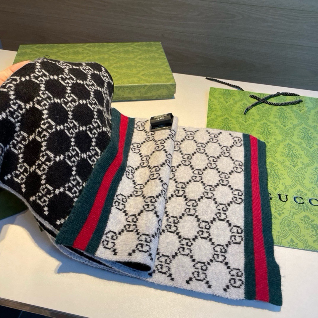 Gucci。原单!重磅推荐!新款针织围巾!低调的奢侈感。极品柔美精英高手级别的时髦感围巾!这款Gucci羊绒提花围巾越看 Gucci。原单!重磅推荐!新款针织围巾!低调的奢侈感。极品柔美精英高手级别的时髦感围巾!这款Gucci羊绒提花围巾越看