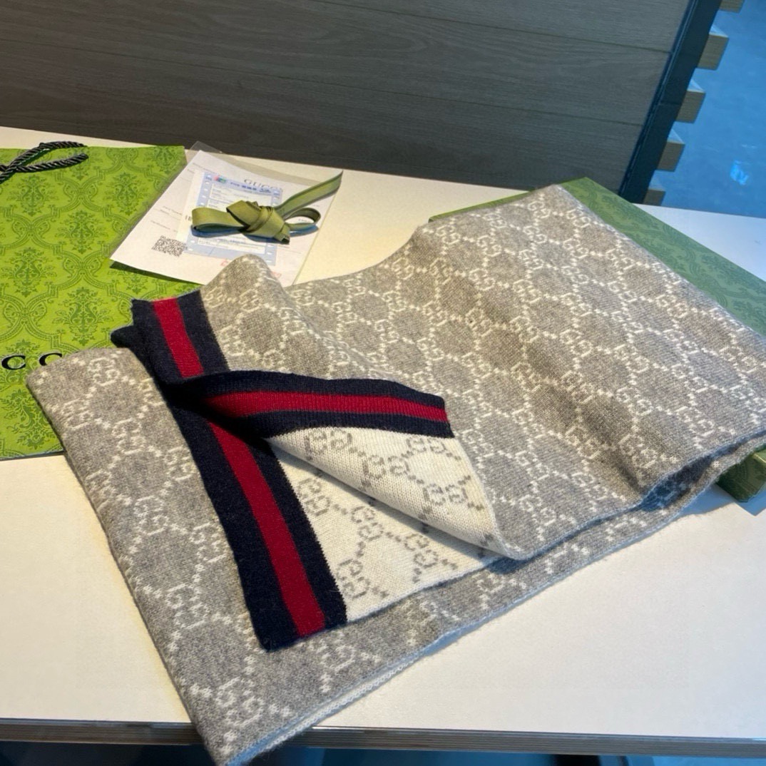 Gucci。原单！重磅推荐！新款针织围巾！低调的奢侈感。极品柔美精英高手级别的时髦感围巾！这款Gucci羊绒提花围巾越看