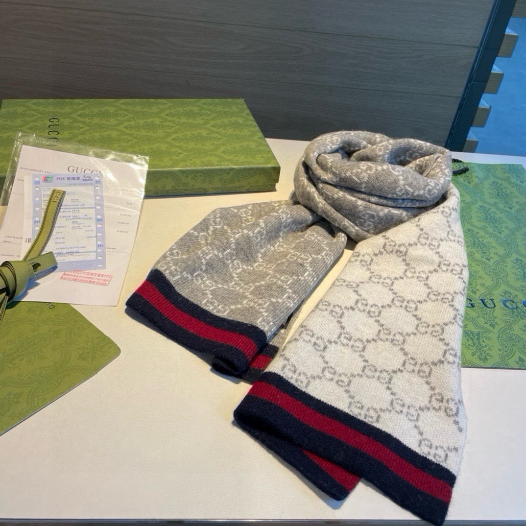 Gucci。原单！重磅推荐！新款针织围巾！低调的奢侈感。极品柔美精英高手级别的时髦感围巾！这款Gucci羊绒提花围巾越看