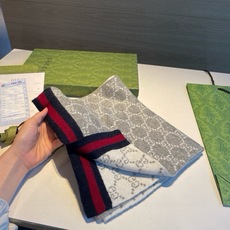 Gucci。原单!重磅推荐!新款针织围巾!低调的奢侈感。极品柔美精英高手级别的时髦感围巾!这款Gucci羊绒提花围巾越看 Gucci。原单!重磅推荐!新款针织围巾!低调的奢侈感。极品柔美精英高手级别的时髦感围巾!这款Gucci羊绒提花围巾越看