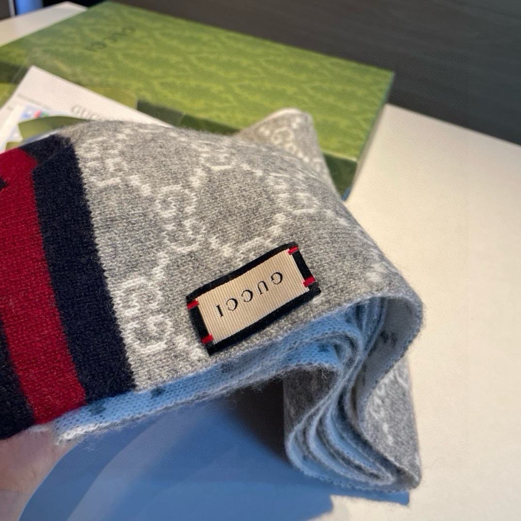 Gucci。原单！重磅推荐！新款针织围巾！低调的奢侈感。极品柔美精英高手级别的时髦感围巾！这款Gucci羊绒提花围巾越看