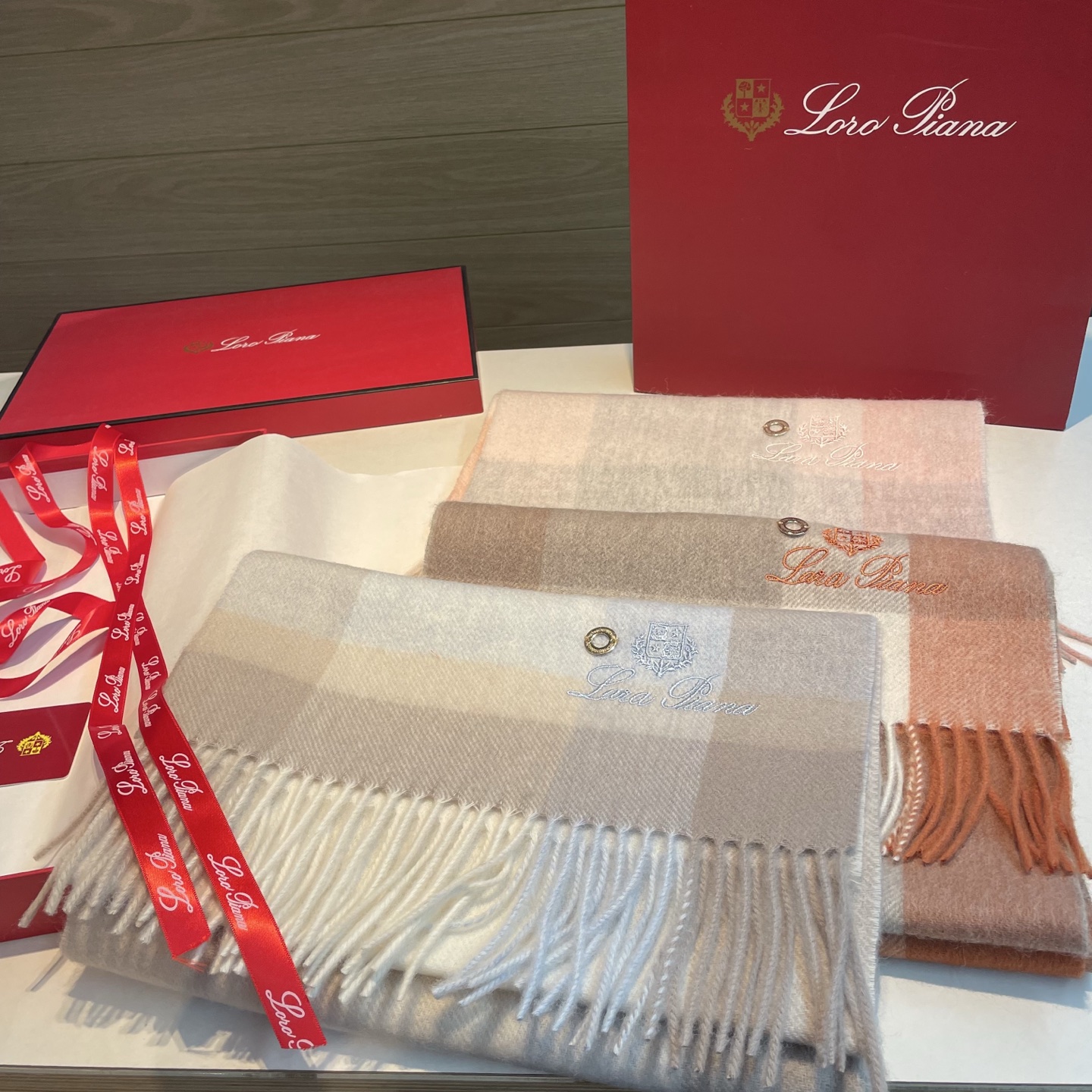 🆕Loro Piana · 诺悠翩雅【贸易公司尾单,极品山羊绒围巾披肩】送人自留都太高大上了😍重磅上新,爆款爆款,渠道极 🆕Loro Piana · 诺悠翩雅【贸易公司尾单,极品山羊绒围巾披肩】送人自留都太高大上了😍重磅上新,爆款爆款,渠道极