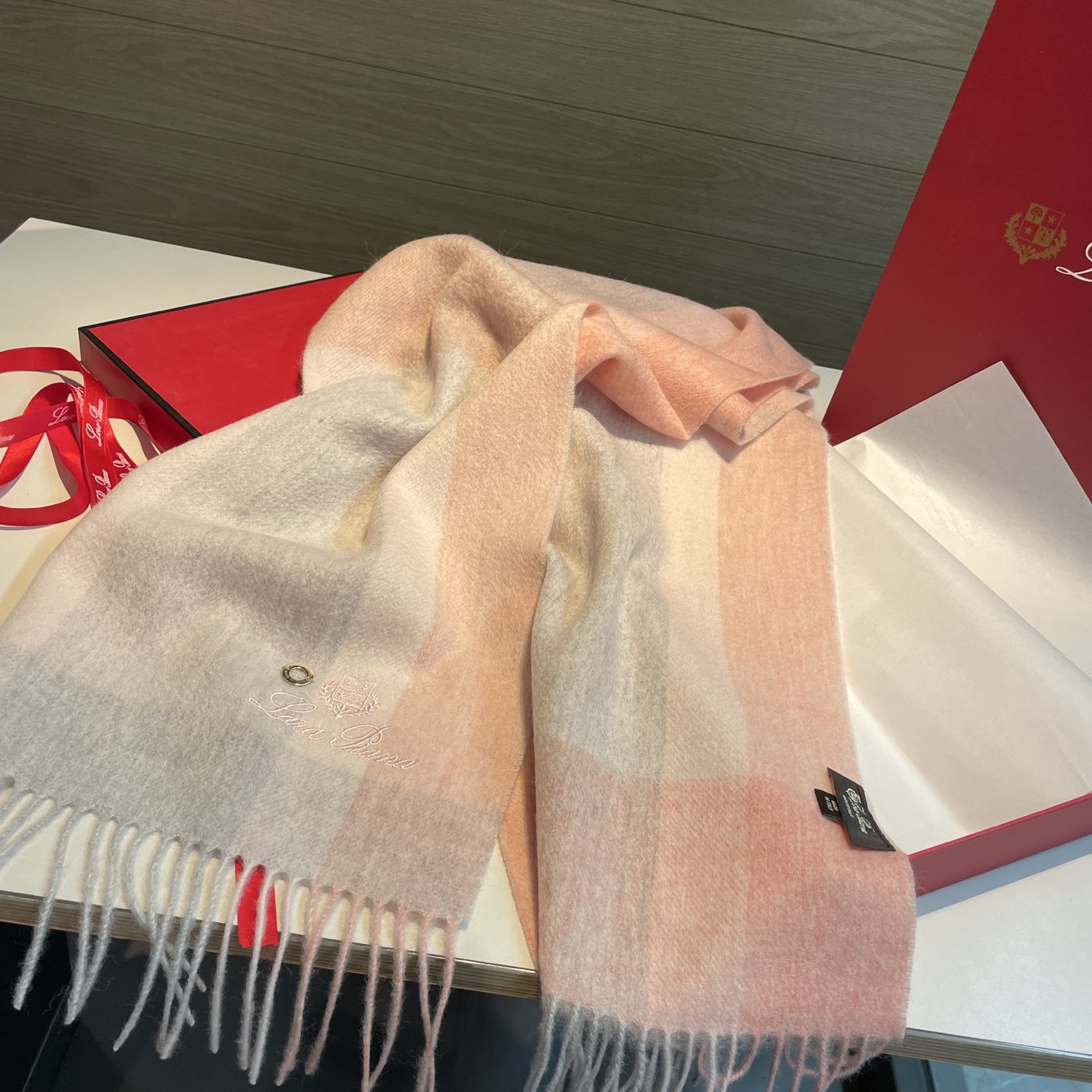 🆕Loro Piana · 诺悠翩雅【贸易公司尾单,极品山羊绒围巾披肩】送人自留都太高大上了😍重磅上新,爆款爆款,渠道极 🆕Loro Piana · 诺悠翩雅【贸易公司尾单,极品山羊绒围巾披肩】送人自留都太高大上了😍重磅上新,爆款爆款,渠道极