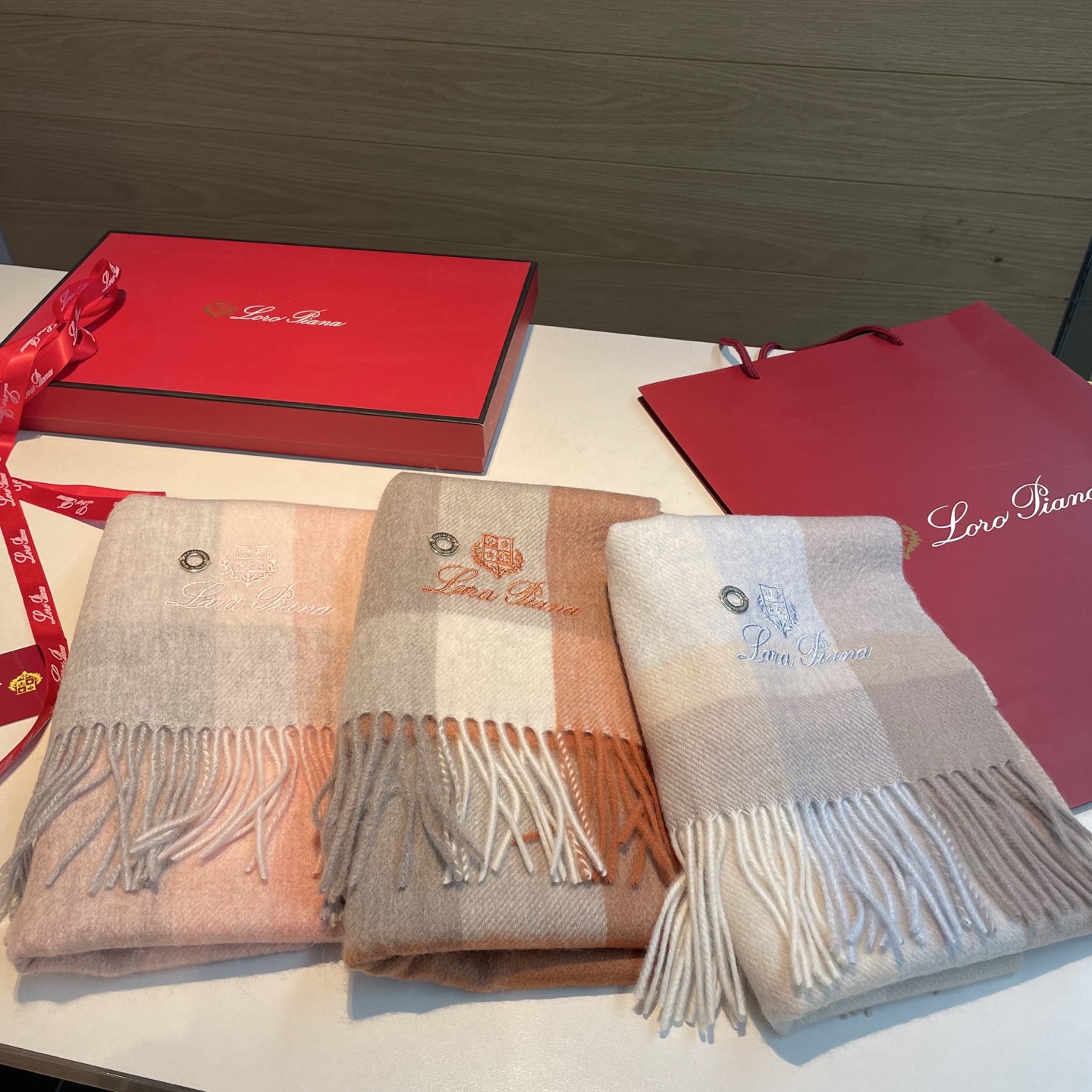 🆕Loro Piana · 诺悠翩雅【贸易公司尾单,极品山羊绒围巾披肩】送人自留都太高大上了😍重磅上新,爆款爆款,渠道极 🆕Loro Piana · 诺悠翩雅【贸易公司尾单,极品山羊绒围巾披肩】送人自留都太高大上了😍重磅上新,爆款爆款,渠道极
