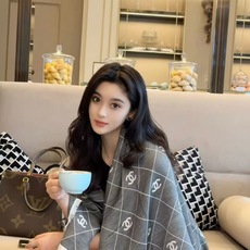 香奈儿上新❤️ 【Chanel】 经典茶花优雅Coco风,Chanel最新丝绒大方巾~气质到骨子里,香奶奶新一季的面料 香奈儿上新❤️ 【Chanel】 经典茶花优雅Coco风,Chanel最新丝绒大方巾~气质到骨子里,香奶奶新一季的面料