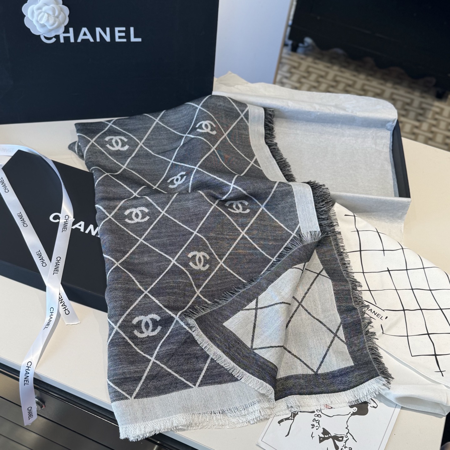 香奈儿上新❤️ 【Chanel】 经典茶花优雅Coco风,Chanel最新丝绒大方巾~气质到骨子里,香奶奶新一季的面料 香奈儿上新❤️ 【Chanel】 经典茶花优雅Coco风,Chanel最新丝绒大方巾~气质到骨子里,香奶奶新一季的面料