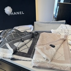 香奈儿上新❤️ 【Chanel】 经典茶花优雅Coco风,Chanel最新丝绒大方巾~气质到骨子里,香奶奶新一季的面料 香奈儿上新❤️ 【Chanel】 经典茶花优雅Coco风,Chanel最新丝绒大方巾~气质到骨子里,香奶奶新一季的面料