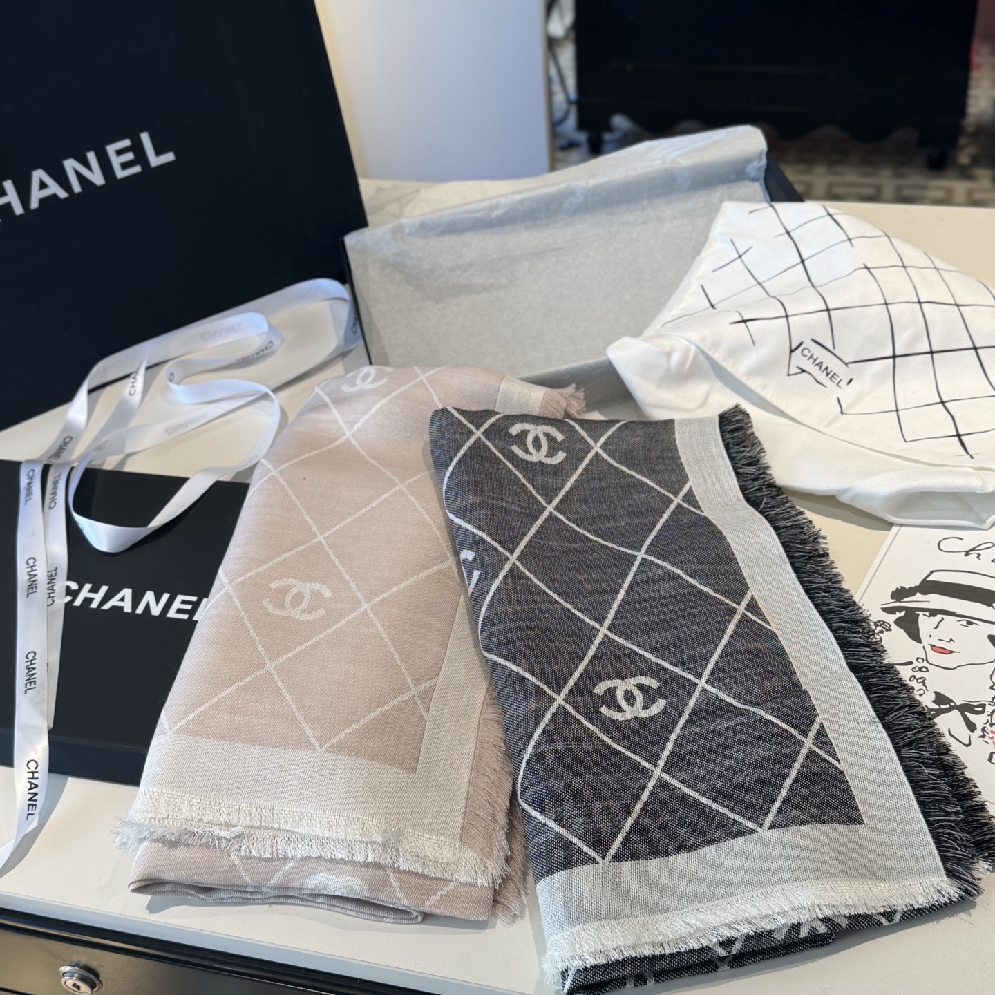 香奈儿上新❤️ 【Chanel】 经典茶花优雅Coco风,Chanel最新丝绒大方巾~气质到骨子里,香奶奶新一季的面料 香奈儿上新❤️ 【Chanel】 经典茶花优雅Coco风,Chanel最新丝绒大方巾~气质到骨子里,香奶奶新一季的面料