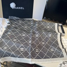 香奈儿上新❤️ 【Chanel】 经典茶花优雅Coco风,Chanel最新丝绒大方巾~气质到骨子里,香奶奶新一季的面料 香奈儿上新❤️ 【Chanel】 经典茶花优雅Coco风,Chanel最新丝绒大方巾~气质到骨子里,香奶奶新一季的面料