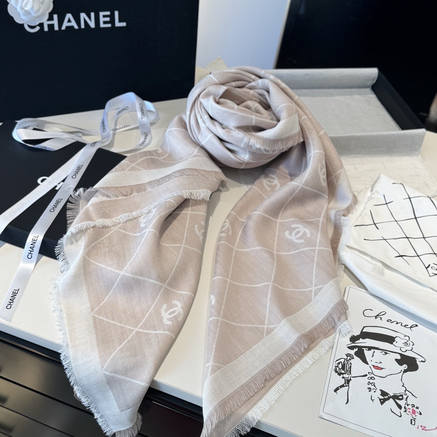 香奈儿上新❤️ 【Chanel】 经典茶花优雅Coco风,Chanel最新丝绒大方巾~气质到骨子里,香奶奶新一季的面料 香奈儿上新❤️ 【Chanel】 经典茶花优雅Coco风,Chanel最新丝绒大方巾~气质到骨子里,香奶奶新一季的面料