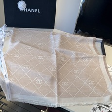 香奈儿上新❤️ 【Chanel】 经典茶花优雅Coco风,Chanel最新丝绒大方巾~气质到骨子里,香奶奶新一季的面料 香奈儿上新❤️ 【Chanel】 经典茶花优雅Coco风,Chanel最新丝绒大方巾~气质到骨子里,香奶奶新一季的面料