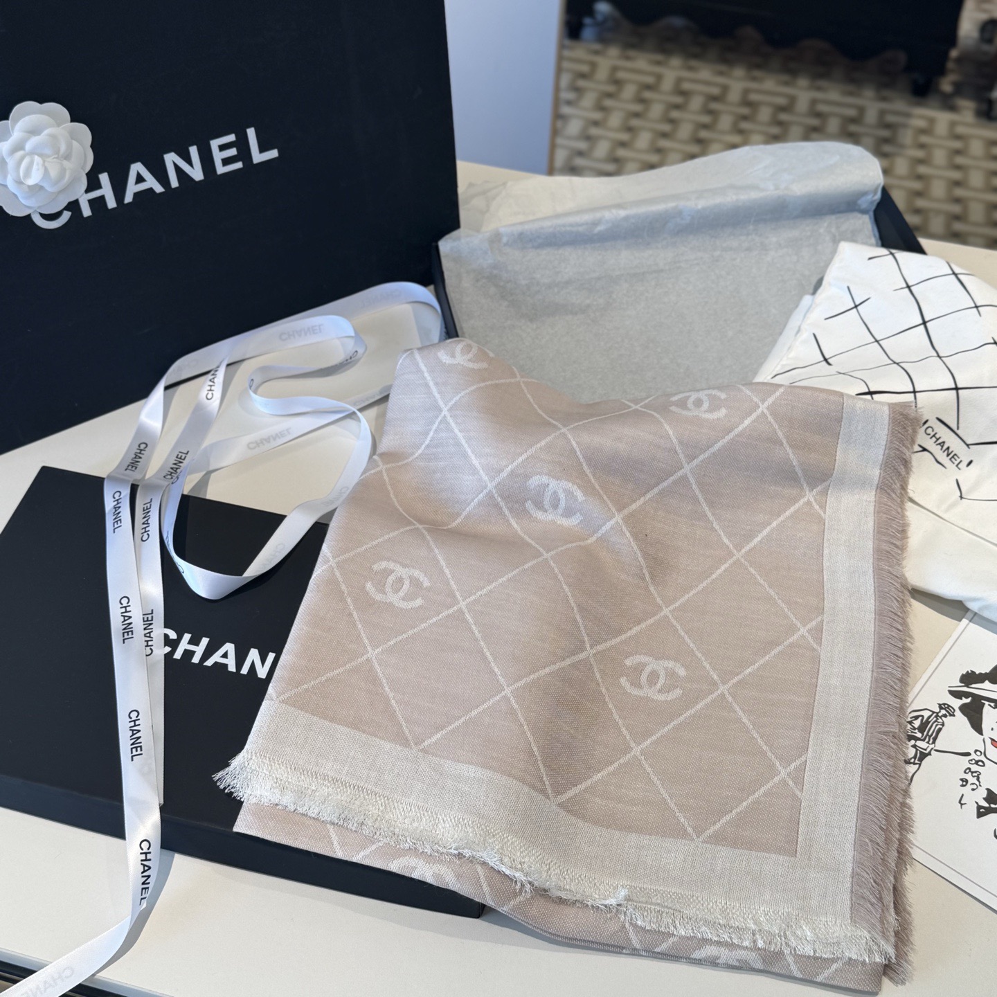 香奈儿上新❤️ 【Chanel】 经典茶花优雅Coco风,Chanel最新丝绒大方巾~气质到骨子里,香奶奶新一季的面料 香奈儿上新❤️ 【Chanel】 经典茶花优雅Coco风,Chanel最新丝绒大方巾~气质到骨子里,香奶奶新一季的面料