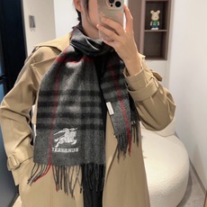 🆕Burberry · 巴宝莉格子围巾❗️好看的要疯掉了,太有型太有魅力了❗️❗️非常斯文时尚的秋冬单品!真的很喜欢,非 🆕Burberry · 巴宝莉格子围巾❗️好看的要疯掉了,太有型太有魅力了❗️❗️非常斯文时尚的秋冬单品!真的很喜欢,非