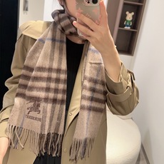 🆕Burberry · 巴宝莉格子围巾❗️好看的要疯掉了,太有型太有魅力了❗️❗️非常斯文时尚的秋冬单品!真的很喜欢,非 🆕Burberry · 巴宝莉格子围巾❗️好看的要疯掉了,太有型太有魅力了❗️❗️非常斯文时尚的秋冬单品!真的很喜欢,非