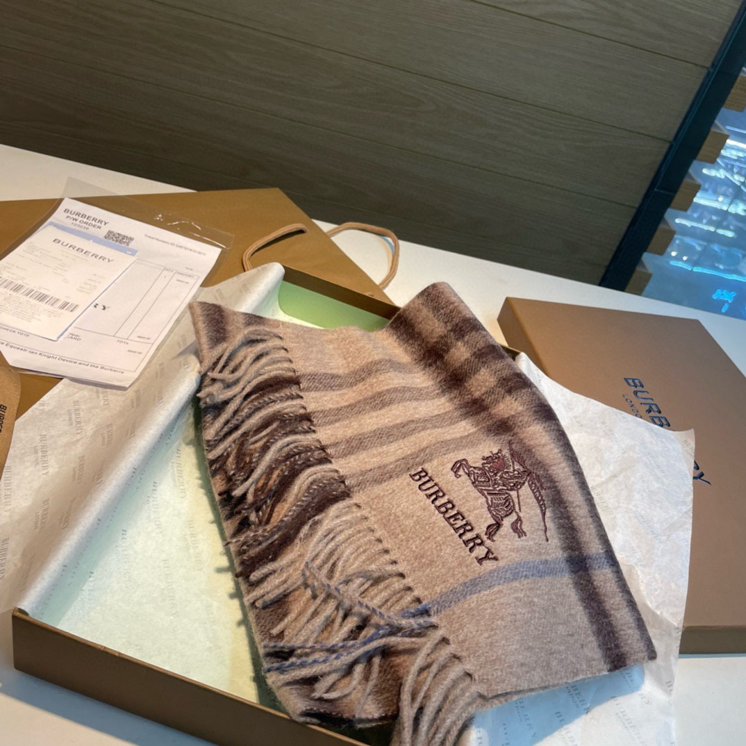 🆕Burberry · 巴宝莉格子围巾❗️好看的要疯掉了,太有型太有魅力了❗️❗️非常斯文时尚的秋冬单品!真的很喜欢,非 🆕Burberry · 巴宝莉格子围巾❗️好看的要疯掉了,太有型太有魅力了❗️❗️非常斯文时尚的秋冬单品!真的很喜欢,非